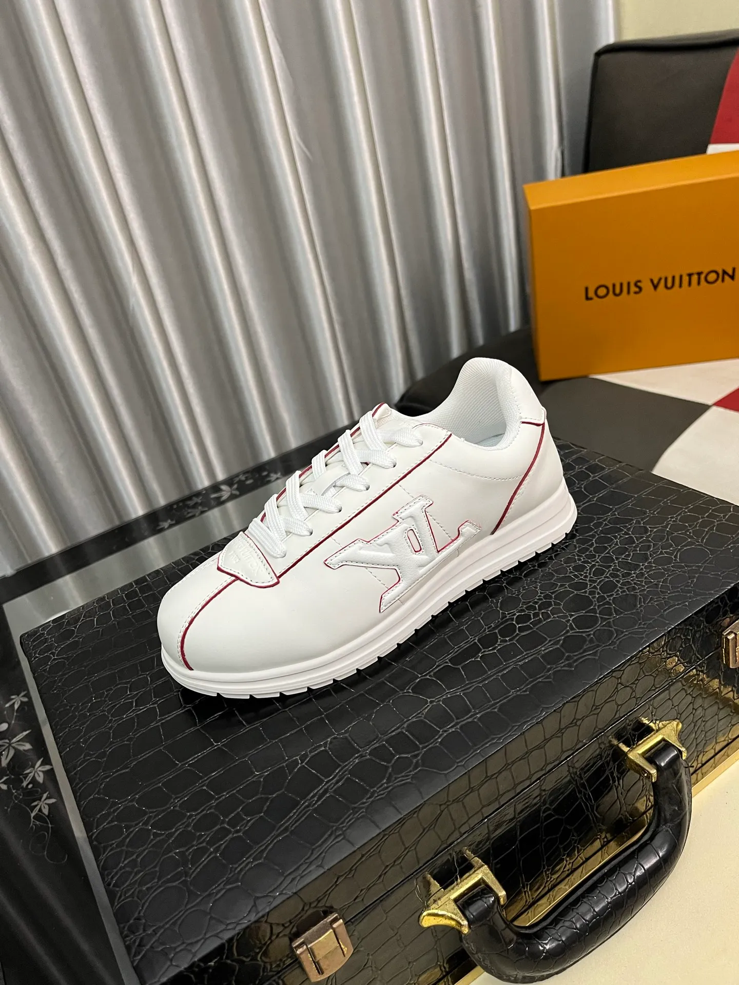 Men's shoes 💰700⌚️⌚️LV TARINE Louis Vuitton x Tyler joint model Donkey brand L family embossed couple style casual sneakers skate shoes original purchase and development This LV Trainer sneaker comes from the Louis Vuitton and Tyler collaboration series. The Monogram pattern and brand logo are transformed into nubuck calf leather embossing and side decoration respectively, witnessing the artist's creative interpretation of classic elements. The deep tones accentuate the complex upper, which requires hours of craftsmanship to complete. Exquisitely packaged at the delivery counter🛍📦 ▪️Fabrics: Original customized first-layer cowhide ▪️Inner lining: Original customized breathable mesh ▪️Outsole: Original open-molded two-color TPU combination outsole ▪️Sole thickness: 3CM ▪️Size: Women's 35-40 / Men's 38-46